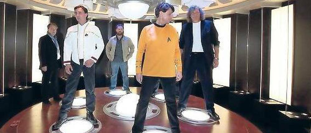 „Energie!“ Als Weltpremiere ist der originale Transporterraum aus dem vergangenen „Star Trek“-Film in Babelsberg zu sehen. Filmpark-Chef Friedhelm Schatz (r.) und GZSZ-Star Wolfgang Bahro (l.) versuchen sich „wegzubeamen“.