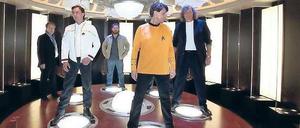 „Energie!“ Als Weltpremiere ist der originale Transporterraum aus dem vergangenen „Star Trek“-Film in Babelsberg zu sehen. Filmpark-Chef Friedhelm Schatz (r.) und GZSZ-Star Wolfgang Bahro (l.) versuchen sich „wegzubeamen“.