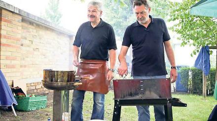Grillmeister. Scharfenberg (l.) und Jakobs bei der Suppenküche.