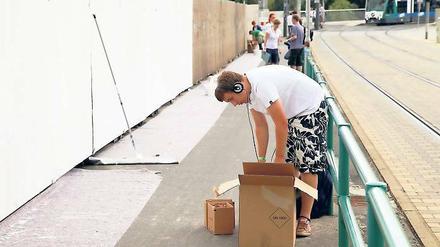 Die Wand steht bereit. Aufgrund des Regens verschoben viele der 48 Sprayer aus Brandenburg gestern den Beginn ihrer Arbeit am Bauzaun der Landtagsbaustelle. Aber Graffiti sind schnell gemacht: Schon heute Abend sollen die meisten Motive fertig sein.