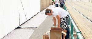 Die Wand steht bereit. Aufgrund des Regens verschoben viele der 48 Sprayer aus Brandenburg gestern den Beginn ihrer Arbeit am Bauzaun der Landtagsbaustelle. Aber Graffiti sind schnell gemacht: Schon heute Abend sollen die meisten Motive fertig sein.