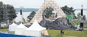 Pyramide mit Seeblick. Der Genehmigungsweg war zäh, nun dürfen die Festspiele, die eigentlich in Potsdam staffinden sollten, am Berliner Wannsee beginnen. Bühne und Kulisse wachsen, Papageno darf flöten. Am Donnerstag geht es los.