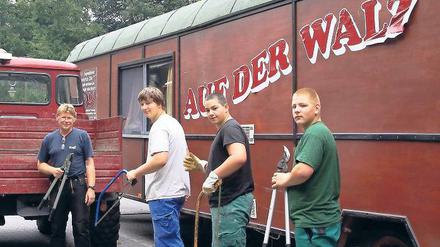 Auf dem Weg zur Arbeit und zurück in ein geregeltes Lebens: Benjamin, Görkem, Dominic und Sozialpädagoge Alf Werres beim Einsatz auf dem Südwestkirchhof.