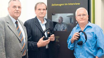 Zeitzeugen unter sich. Otto Schönemann, Uwe Scholz und Volker Schobeß (v.l.) bei der Ausstellungseröffnung.