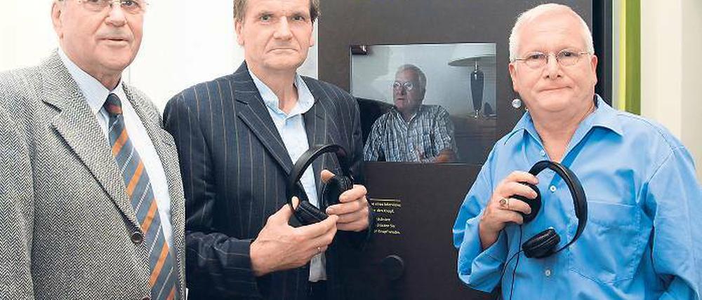Zeitzeugen unter sich. Otto Schönemann, Uwe Scholz und Volker Schobeß (v.l.) bei der Ausstellungseröffnung.