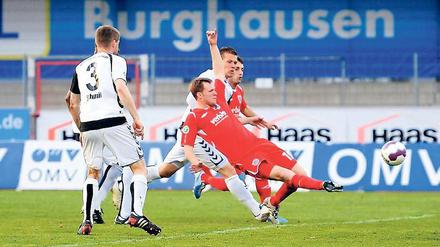 Schöne Erinnerung. Julian Prochnow (Mitte vorn) trifft hier für Babelsberg 03 im April dieses Jahres in Burghausens Wacker-Arena. Morgen will er mit dem SVB dort erneut punkten.