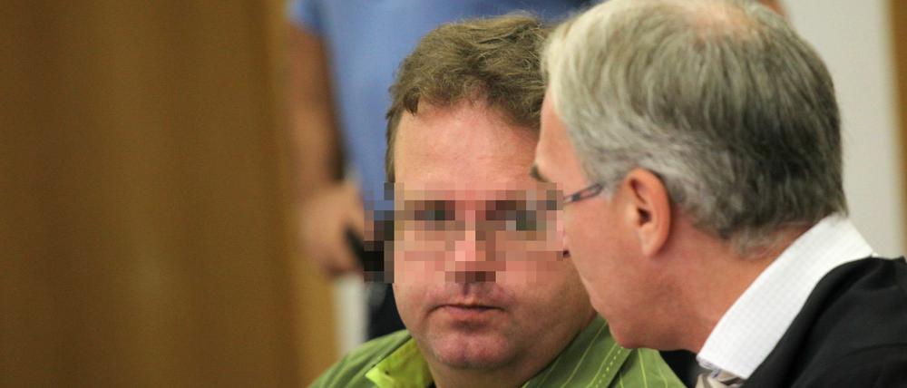 Angeklagt wegen Kindesentführung: Carsten W., hier im Gericht mit seinem Verteidiger.