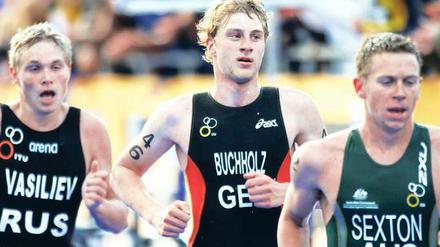 Triathlet im Ticketkampf. Im Jahr 2007 erkämpfte sich Gregor Buchholz (Mitte) an der Alster seinen ersten WM-Titel, vor drei Wochen scheiterte er an gleicher Stelle. In London will er sich am Sonntag nun erstmals eine Olympia-Fahrkarte holen.