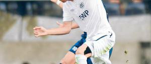 Zweites Punktspiel, erstes Tor. Babelsbergs Rückkehrer Florian Grossert (vorn), hier im Laufduell mit Erfurts Marcel Reichwein, traf am Dienstagabend für Nulldrei.