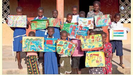 Malen in Afrika. Die kleinen Künstler aus Kartong.