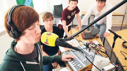 On Air. Konrad Spremberg und Marc Eggert (von links) moderieren das Musikmagazin Funkstörung beim Radioworkshop von Schulradionetwork und Radio Fritz. Mit ihrer Sendung sind sie noch bis Sonntag täglich im Internet zu hören. Johannes Schinkel und Dozent Martin Böttcher helfen dabei.