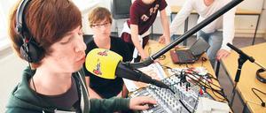 On Air. Konrad Spremberg und Marc Eggert (von links) moderieren das Musikmagazin Funkstörung beim Radioworkshop von Schulradionetwork und Radio Fritz. Mit ihrer Sendung sind sie noch bis Sonntag täglich im Internet zu hören. Johannes Schinkel und Dozent Martin Böttcher helfen dabei.