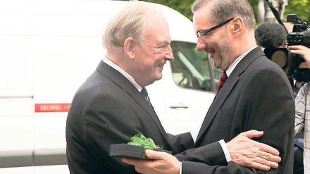 „Deichgraf“ gratuliert „Held der Oder“: Gemeinsam haben Brandenburgs Ministerpräsident Matthias Platzeck und Hans-Peter von Kirchbach vor 14 Jahren gegen das Oderhochwasser gekämpft. Am Mittwoch feierte von Kirchbach seinen 70. Geburtstag.
