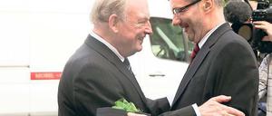 „Deichgraf“ gratuliert „Held der Oder“: Gemeinsam haben Brandenburgs Ministerpräsident Matthias Platzeck und Hans-Peter von Kirchbach vor 14 Jahren gegen das Oderhochwasser gekämpft. Am Mittwoch feierte von Kirchbach seinen 70. Geburtstag.