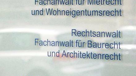 Bei der Suche nach dem richtigen Anwalt nicht nur auf Empfehlungen achten. 