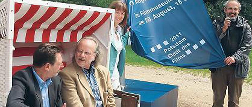 Platz in der Sonne. Jann Jakobs mit Komponist Peter Gotthardt, Bäderchefin Ute Sellow und Fahnen-Designer Peter Rogge (v.l.) und der Filmfahne vor dem Strandbad Babelsberg.