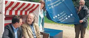Platz in der Sonne. Jann Jakobs mit Komponist Peter Gotthardt, Bäderchefin Ute Sellow und Fahnen-Designer Peter Rogge (v.l.) und der Filmfahne vor dem Strandbad Babelsberg.