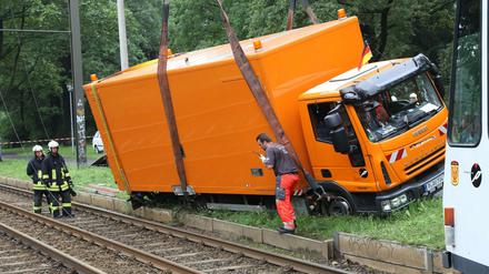 Das Schweißfahrzeug der Verehrsbetriebe drohte am Montagvormittasg auf die Gleise der Straßenbahn zu kippen. Daher musste der Tramverkehr unterbrochen werden.