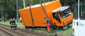 Das Schweißfahrzeug der Verehrsbetriebe drohte am Montagvormittasg auf die Gleise der Straßenbahn zu kippen. Daher musste der Tramverkehr unterbrochen werden.