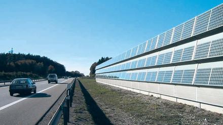 Photovoltaik an Autobahnen: Rainer Bomba (CDU), Staatssekretär im Bundesverkehrsministerium, spricht bereits von einem „milliardenschweren Markt“.