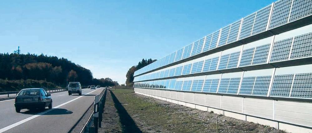 Photovoltaik an Autobahnen: Rainer Bomba (CDU), Staatssekretär im Bundesverkehrsministerium, spricht bereits von einem „milliardenschweren Markt“.