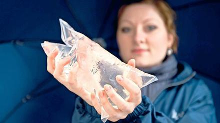 Lange haltbar. Eine Mitarbeiterin der Berliner Wasserbetriebe zeigt einen Beutel mit einem Liter Trinkwasser. In der Bundeshauptstadt ist das saubere Wasser für Krisenfälle vorrätig – in Potsdam bisher nicht.