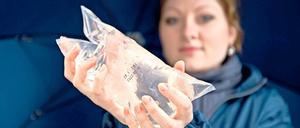 Lange haltbar. Eine Mitarbeiterin der Berliner Wasserbetriebe zeigt einen Beutel mit einem Liter Trinkwasser. In der Bundeshauptstadt ist das saubere Wasser für Krisenfälle vorrätig – in Potsdam bisher nicht.