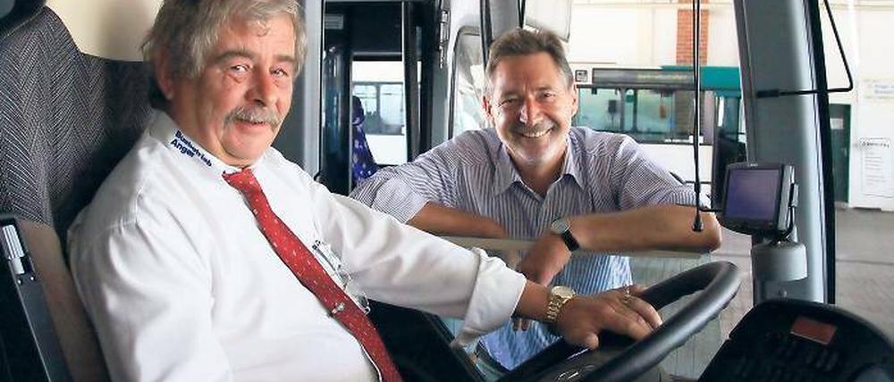 Auf Achse. Günther Anger (links) zeigte Oberbürgermeister Jann Jakobs das Cockpit eines seiner 24 Reisebusse im Firmensitz in Marquardt.