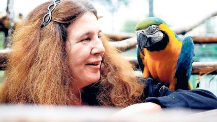 Rita Ohnhäuser ist die Leiterin einer Partnervermittlung für Papageien.