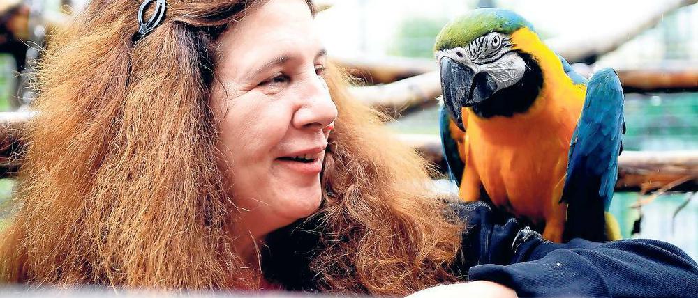 Rita Ohnhäuser ist die Leiterin einer Partnervermittlung für Papageien.