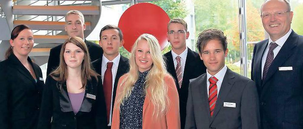 Berufsstart. Ernst Dienst, Vorstand der Mittelbrandenburgischen Sparkasse (rechts), begrüßte gestern die neuen Auszubildenden.