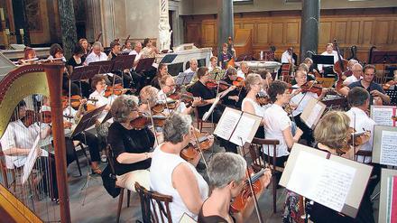 Einzigartiger Klangkörper. Profi- wie Amateurmusiker spielen zur Orchesterwoche zusammen – hier eine Probe in der Friedenskirche.