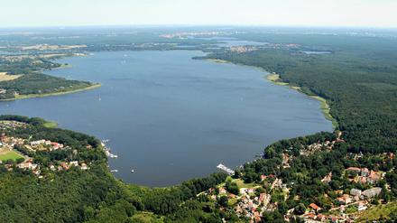 Staatlich anerkanntes Erholungsgebiet. Quer über den Schwielowsee zwischen den Orten Ferch (im Vordergrund) und Caputh soll eine zentrale Anflugroute für den künftigen Großflughafen Schönefeld führen.
