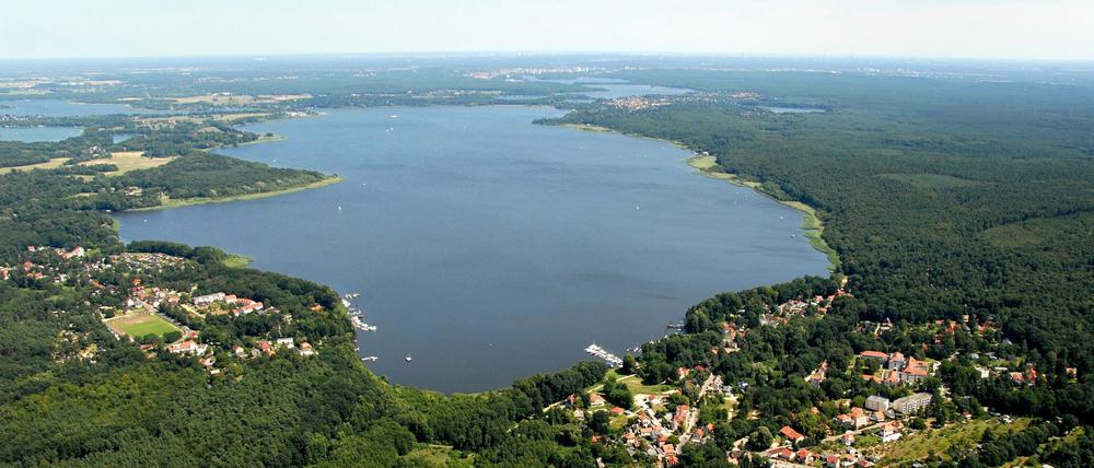 Staatlich anerkanntes Erholungsgebiet. Quer über den Schwielowsee zwischen den Orten Ferch (im Vordergrund) und Caputh soll eine zentrale Anflugroute für den künftigen Großflughafen Schönefeld führen.