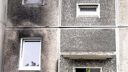 Abgebrannt. Der verkohlte Sperrmüll ist weg. Geblieben ist die verrußte Außenwand des Wohnblocks in der Drewitzer Günther-Simon-Straße.