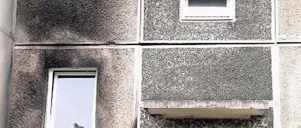 Abgebrannt. Der verkohlte Sperrmüll ist weg. Geblieben ist die verrußte Außenwand des Wohnblocks in der Drewitzer Günther-Simon-Straße.