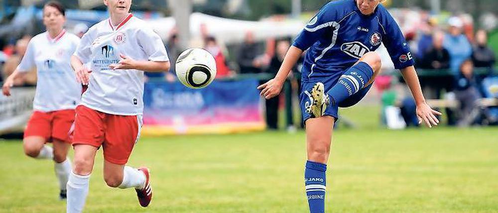 Traf gestern viermal. Chantal de Ridder (r.) gegen Sachsens Auswahl.