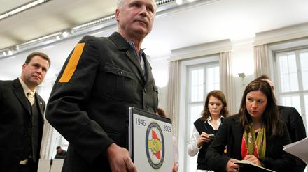 Im November 2009 betritt Dieter Dombrowski in Häftlingskleidung den Landtag. Zu DDR-Zeiten saß er zwei Jahre lang im Stasi-Gefängnis von Cottbus.