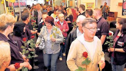 Empfang mit Rosen. Zur Eröffnung um 9 Uhr war der Andrang groß.