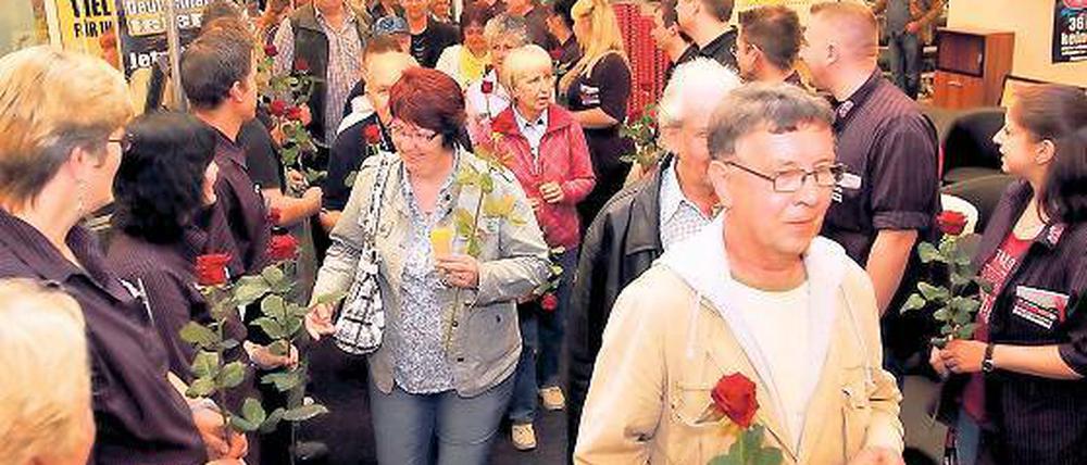 Empfang mit Rosen. Zur Eröffnung um 9 Uhr war der Andrang groß.