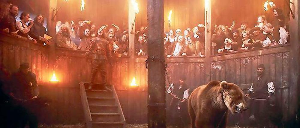 Bärenstark. Szene aus Roland Emmerichs „Anonymous“ mit Theater-Kulisse. Der Film stellt die Frage, ob William Shakespeare tatsächlich der Autor des ihm zugeschriebenen Werke ist. Er kommt am 3. November bundesweit in die Kinos.