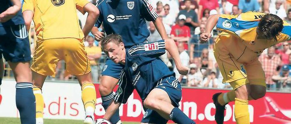 Zebras, Vol. II. Vor vier Jahren gab sich der MSV Duisburg schon einmal im DFB-Pokal die Ehre am Babelsberger Park und gewann das Spiel klar mit 4:0. Matthias Rudolph (Mitte), hier im damaligen Duell mit Klemen Lavric (Nr. 9) – ist der einzig verbliebene Nulldreier, der bereits 2007 dabei war.