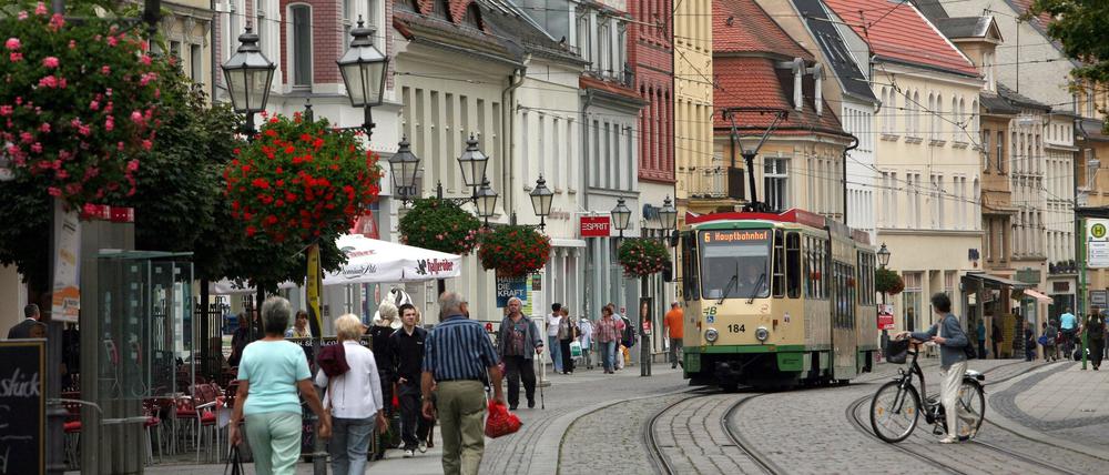 Auf gutem Weg. Blick auf die Hauptstraße und Fußgängerzone in der Altstadt von Brandenburg an der Havel.