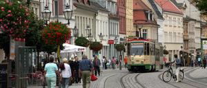 Auf gutem Weg. Blick auf die Hauptstraße und Fußgängerzone in der Altstadt von Brandenburg an der Havel.