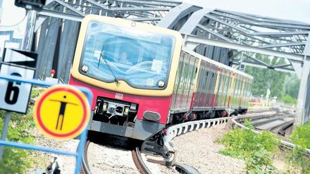 Es wird nicht besser. Fahrzeugmangel und Streckensperrungen führten bei der Berliner S-Bahn in Richtung Olympiastadion zum Chaos.