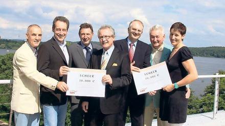 Unterstützung. Eschert, Harms, Jakobs, Mie- he, Schäfer, Ost und Boron (v. l.).