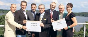 Unterstützung. Eschert, Harms, Jakobs, Mie- he, Schäfer, Ost und Boron (v. l.).