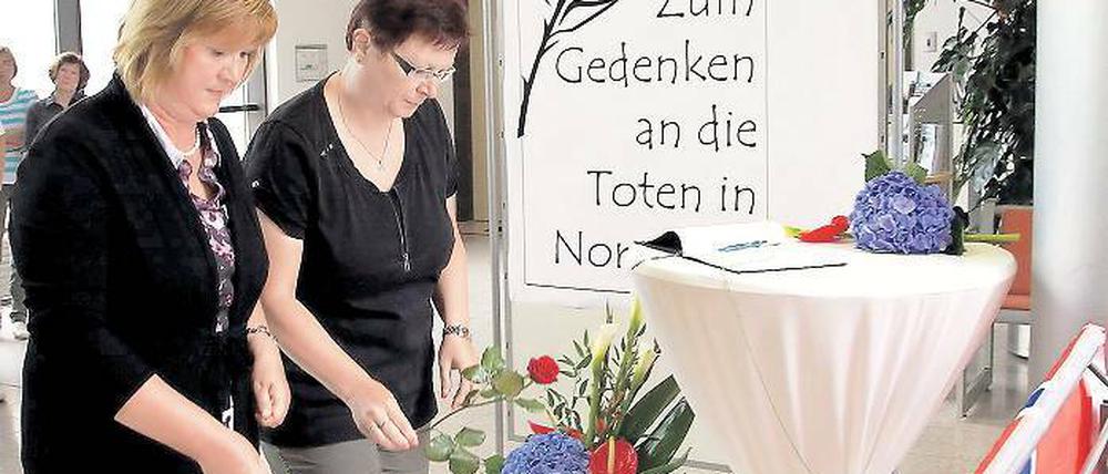 Eng verbunden. Viele Kleinmachnower Einwohner kamen zum Rathaus, um sich in das Kondolenzbuch einzutragen.