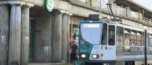 Fahren und sparen. Bis Ende des Jahres soll das Leitungsnetz der Tram auf dem Streckenabschnitt zwischen Bahnhof Babelsberg und der Endhaltestelle Fontanestraße erneuert sein. Damit verbrauchen die Straßenbahnen weniger Strom.