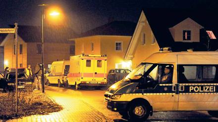 Nervenkrieg. Die Entführung des kleinen Mädchen in Kleinmachnow hielt am 10. Februar dieses Jahres neben der Familie rund 530 Polizeibeamte etwa 13 Stunden in Atem. Polizeiwagen sperrten die Straße am Tatort ab.